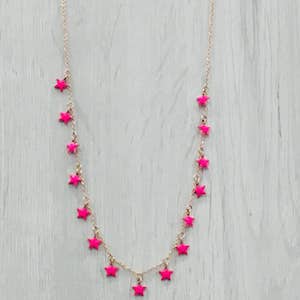 COLLANA STELLINE ROSA BABY | Charme Parfumerie de Luxe Molfetta Collana Stelline by StellaBloom NY. Tendenza moda Primavera Estate 2018. Girocollo in acciaio color oro rosa cm. 40 con 15 stelline smaltate da ambo i lati.
